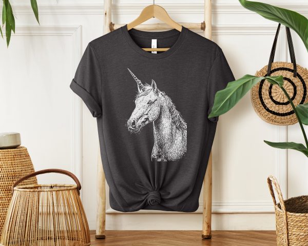 Whimsical Unicorn Design T-Shirt for Girls and Women - Ideal for Animal Lovers and Enthusiasts of Mythical Creatures