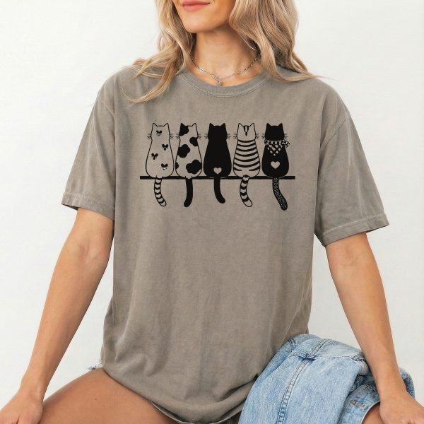 Cat Lover's Delight: Row of Cats Overs T-shirt - Perfect Gift for Feline Enthusiasts