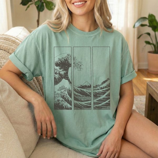 Famous Japanese Waves Design T-Shirt - Unique Style Inspired by Traditional Art